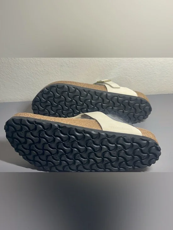 Birkenstock Gizeh Cream T-Strap Sandals - Picture 8 of 9